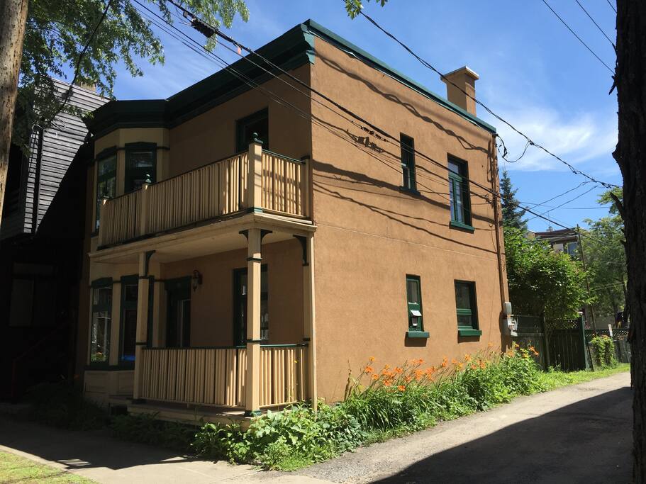 Maison extérieure menant sur la ruelle
