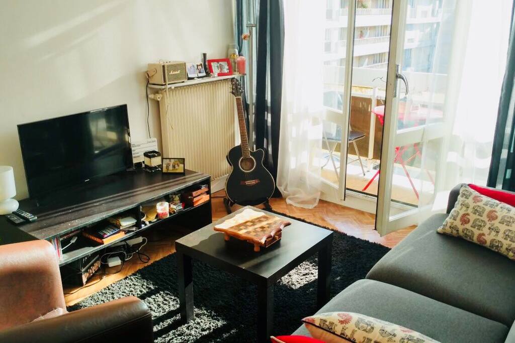 Living room with TV, speaker, Internet...
