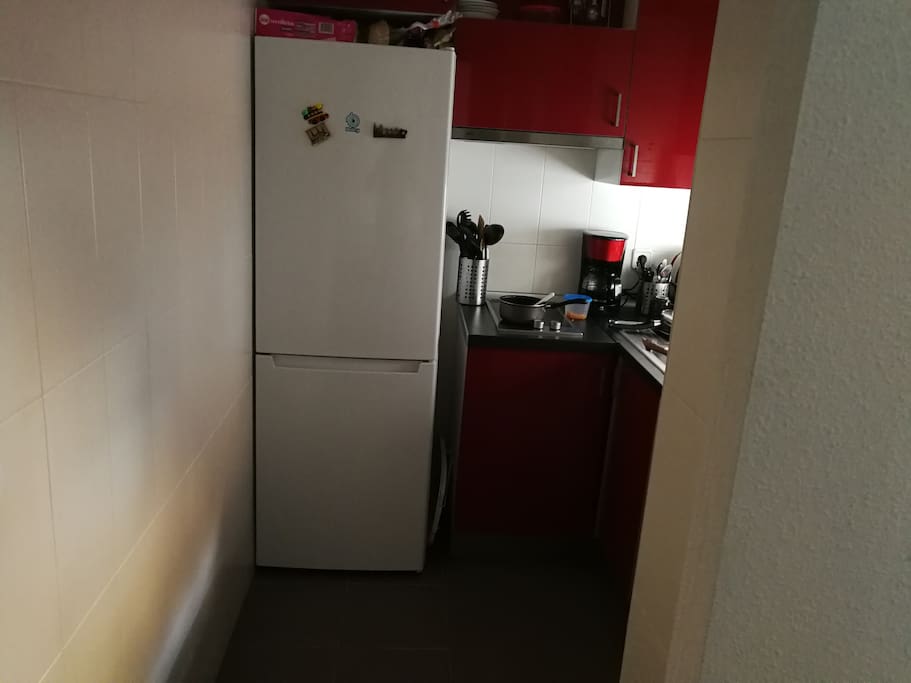cocina con nevera y microondas