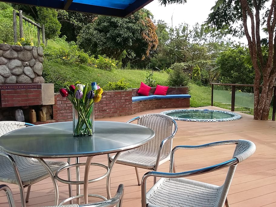 En la mañana desayuno al aire libre,