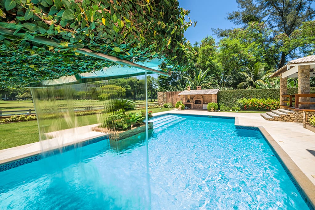 Cachoeira na piscina.