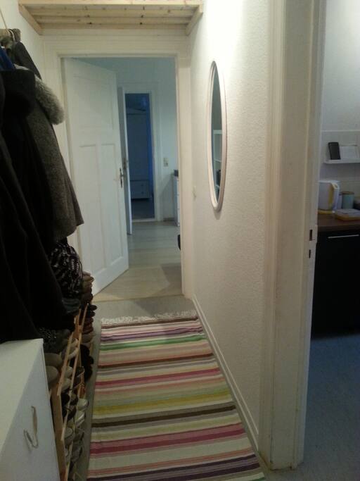 der Flur mit Platz für Jacken und Schuhe