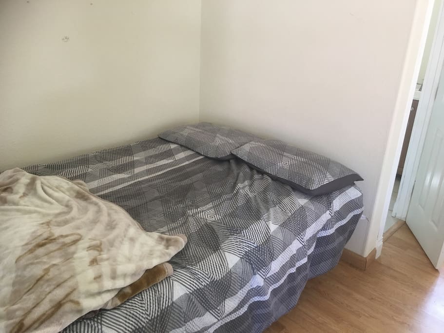 Queen size bed provided with blanket and sheets May be not going to be the same ones :)