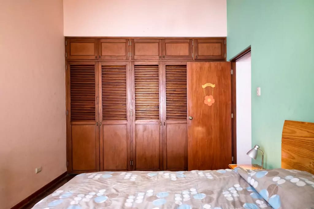Bedroom with FULL bed size (2 plazas), big closet and tall ceilings