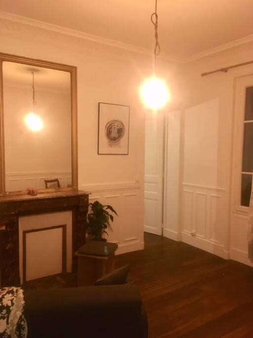 Living room with view on the door leading to the bedroom