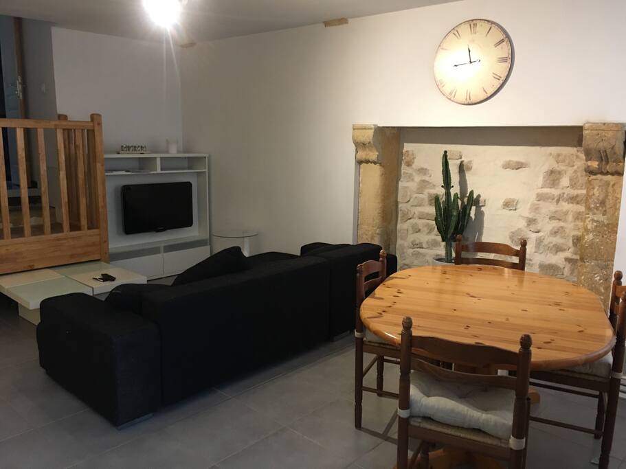 Coins canapé et repas! Le canapé peux servir de couchage pour 2 personnes!