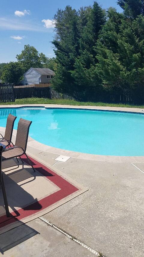 Deluxe Renovated Spacious Bowie Heated Pool House