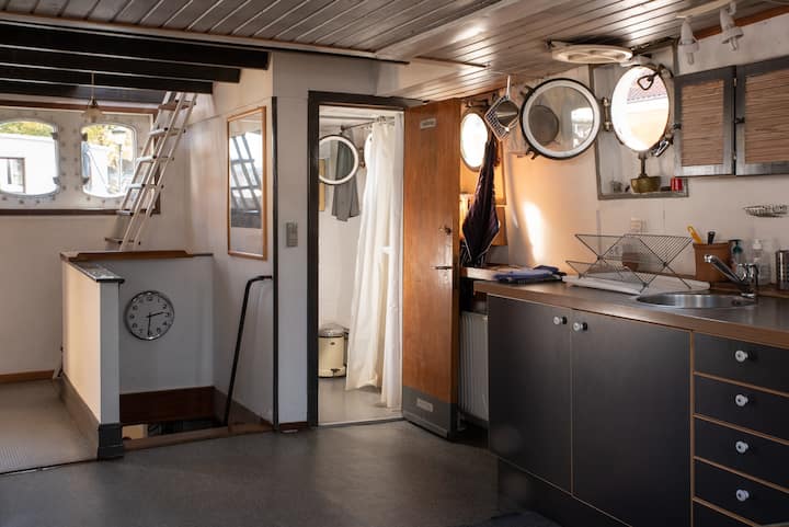 Warm  Houseboat In Cityheart  (See  “The Bear”) - Copenhaguen