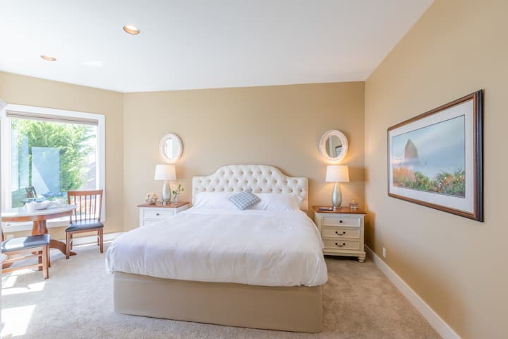 מיטת קינג. נוף לים. שולחן ישיבה. טלוויזיה חכמה 30אינץ '. מערכת סאונד Bose.