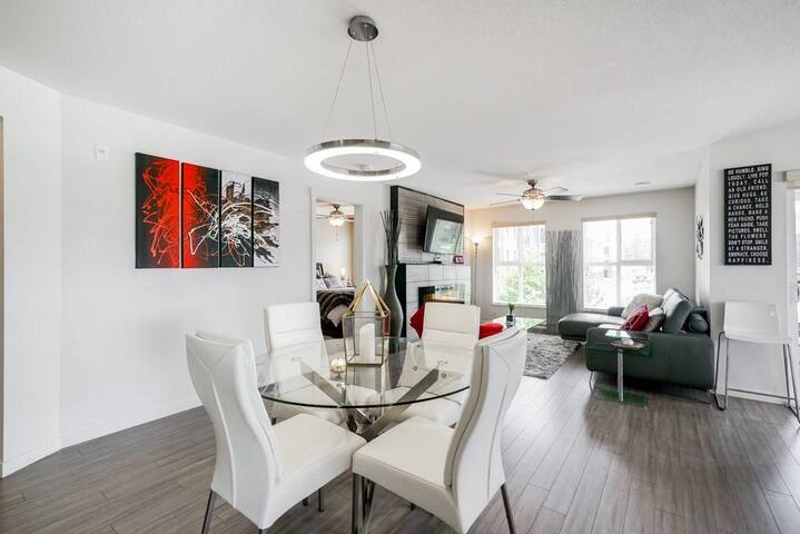 Amazing Downtown Views from a renovated Suite