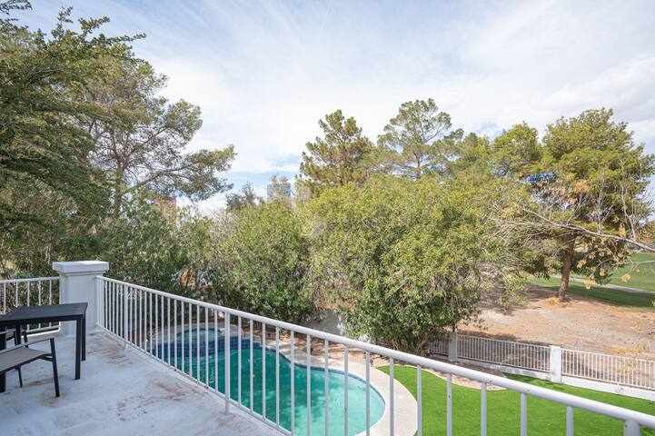 5BR Villa in guarded estate 5 mins from the strip gallery image 4