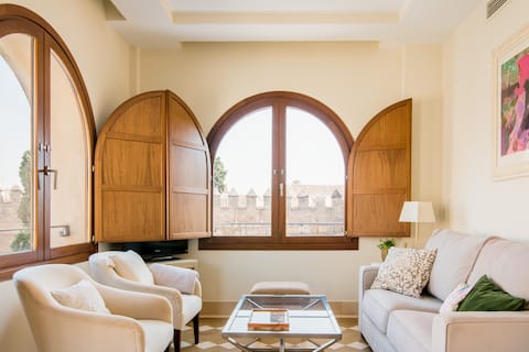 Magno Apartments Santo Tomás-Terrace with a view of the Giralda