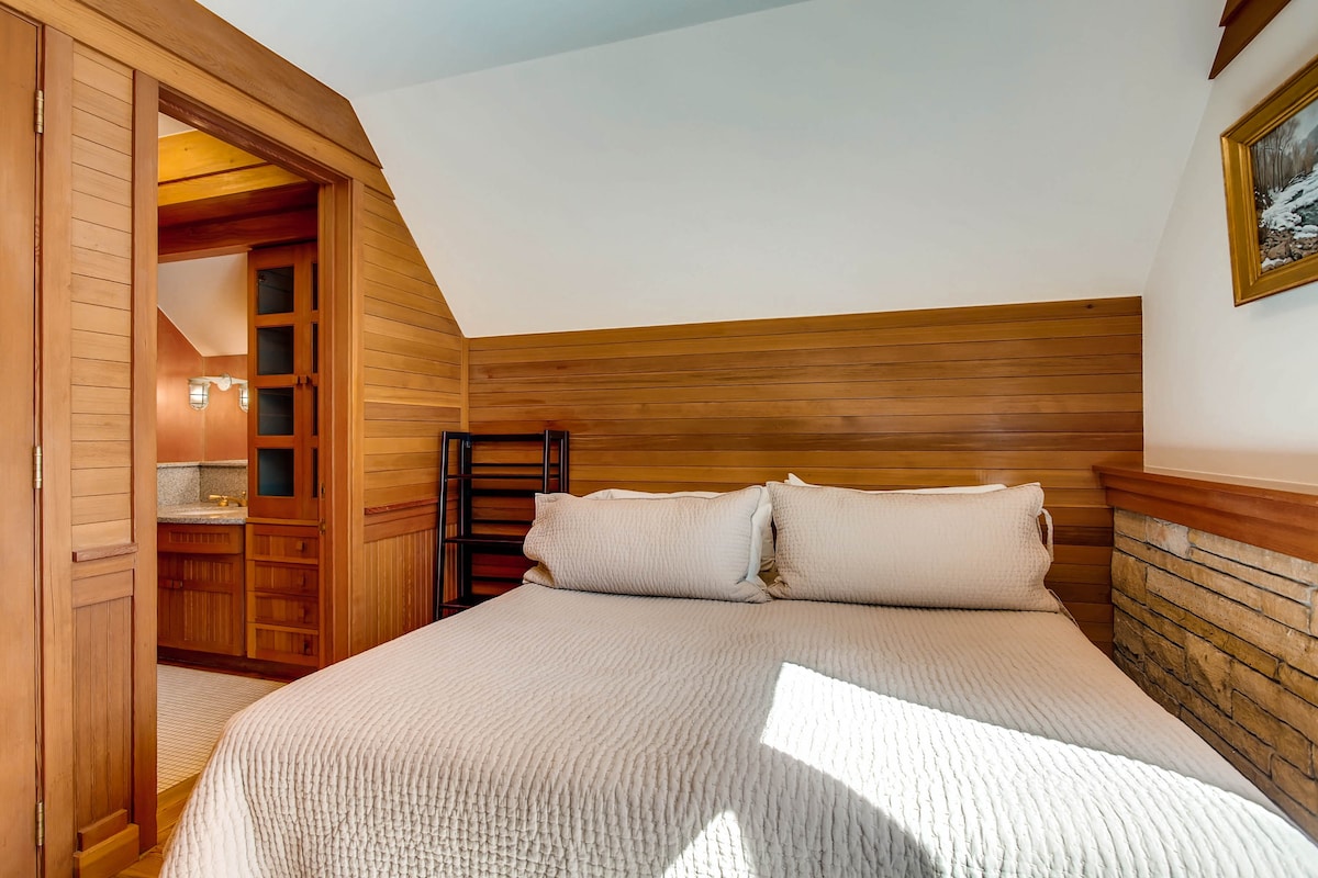 Dormitorio del nivel principal: la sala de estar puede tener una cama tamaño king o dos camas individuales. 