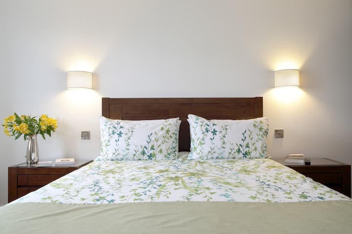 Bedroom : Queen Bed with a 1 foot deep Pocket-sprung mattress 