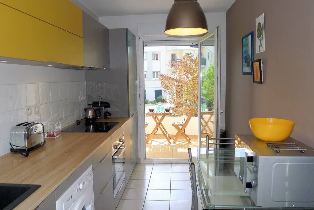 Cuisine équipée : four, four micro-ondes, frigo/congélateur, plaque à induction, lave linge, machine à café Krups, bouilloire, grille pain.