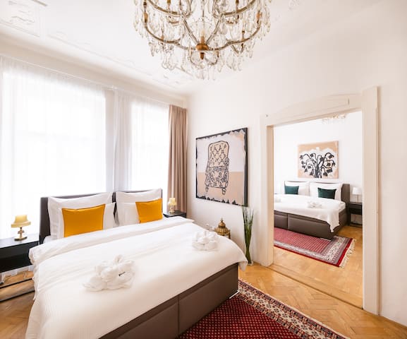 Kafka Apartment 4BR+2bath Old Town