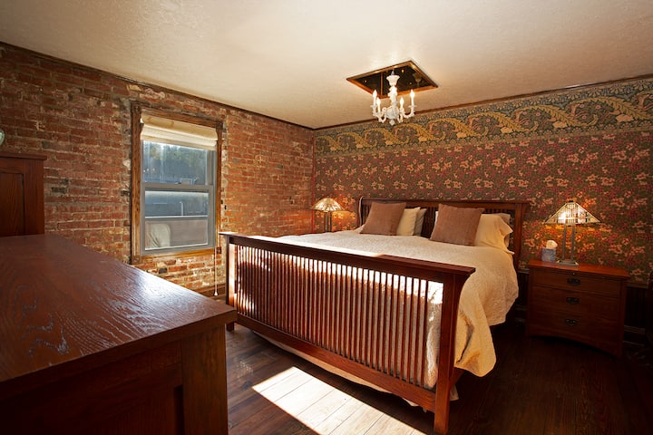 เตียงคิงไซส์ในห้องนอนใหญ่