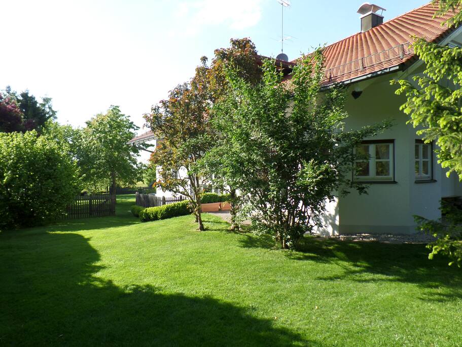 Unser Landhaus - Dieser Teil des Gartens steht unseren Gästen alleinig zur Verfügung