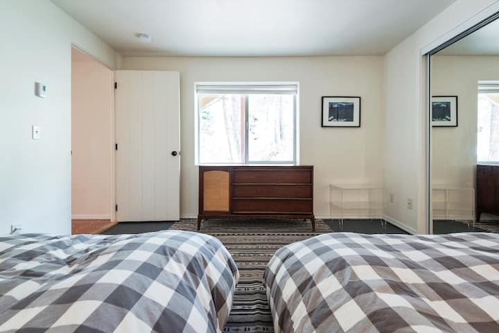 חדר שינה פרטי ליד חדר הרחצה, ליד הסלון למטה