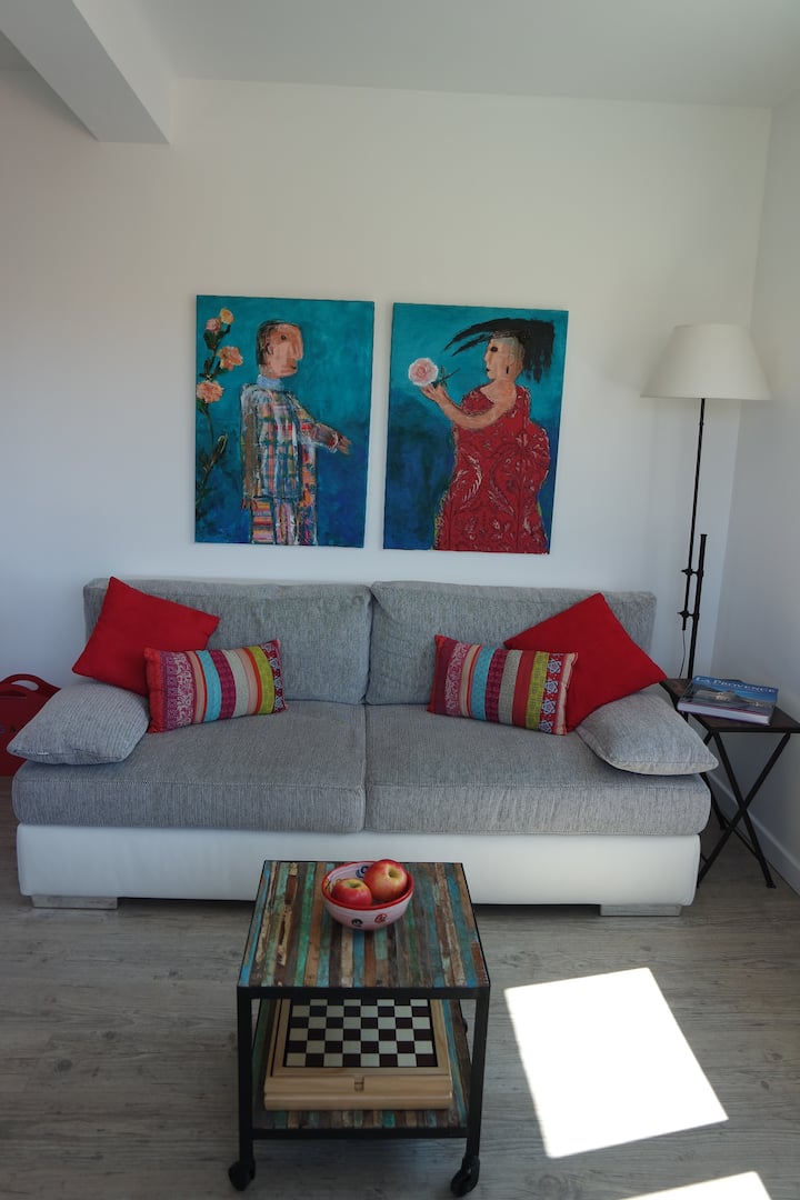 Le Canapé مريح dans le currency salon /الأريكة الجذابة في منطقة المعيشة/الأريكة المريحة في غرفة المعيشة