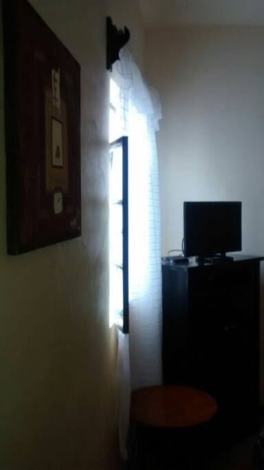recamara principal, cama king size y pantalla