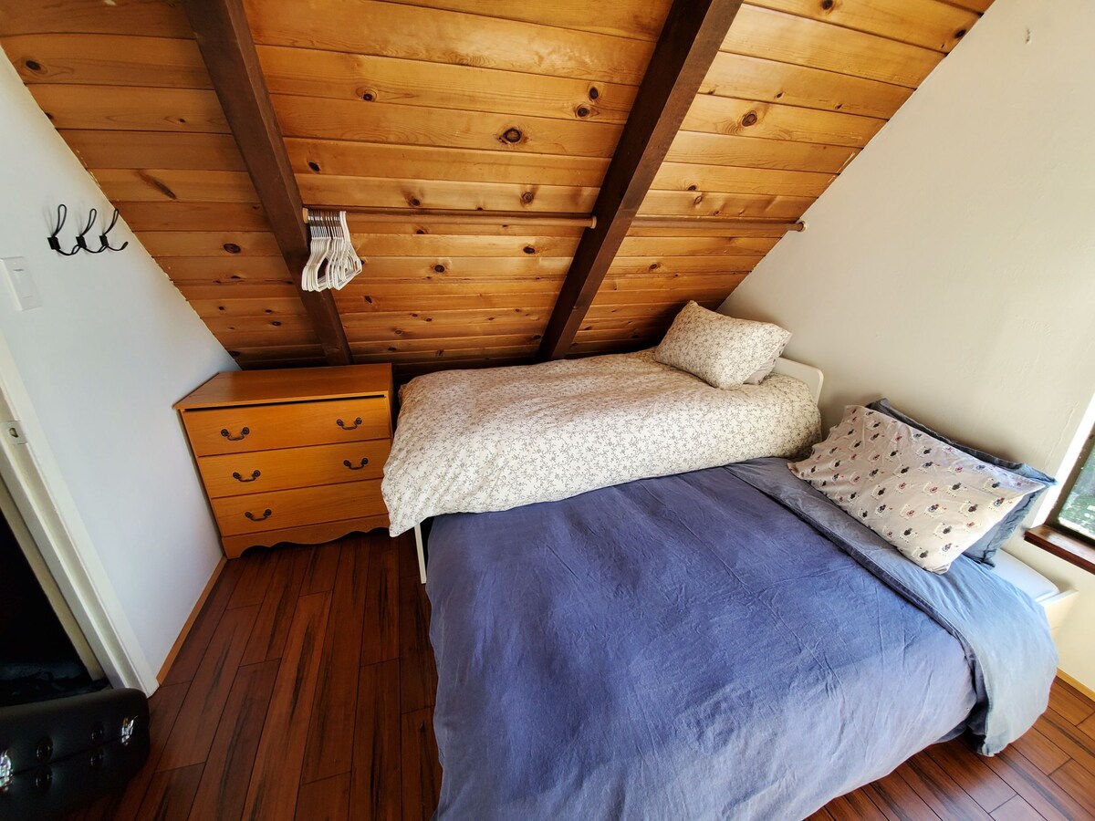 Upstairs bedroom has a pull out trundle bed under the twin with drawers underneath it with stored bedding 