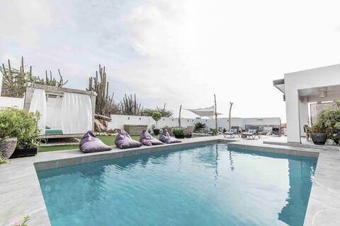 Luxury Oasis Villa with Pool, 3 Minutes from Beach