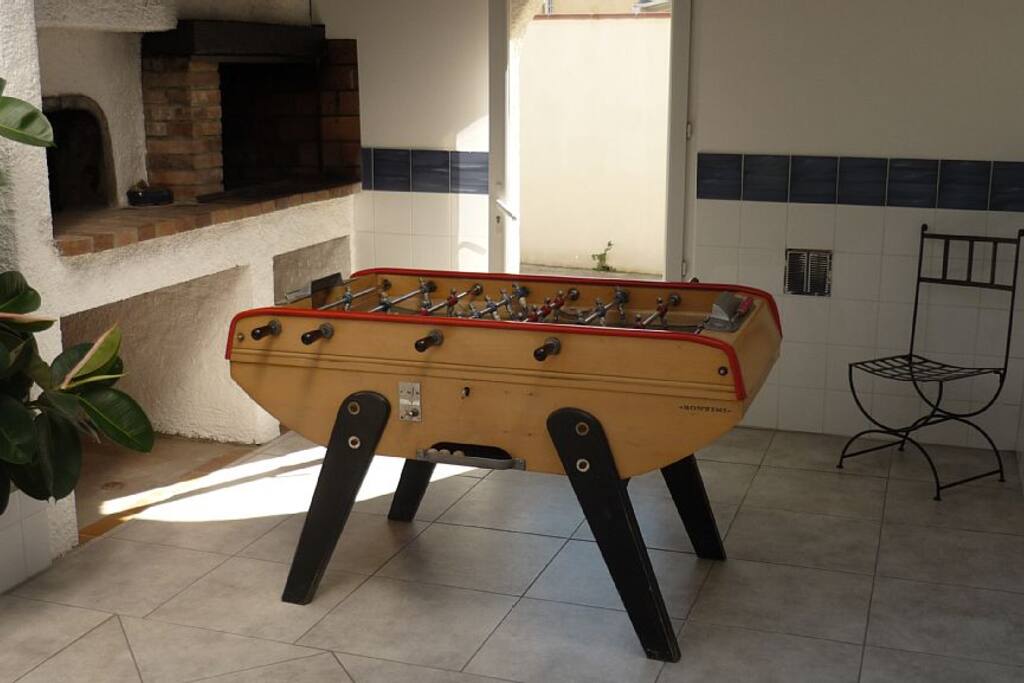 Un véritable baby-foot de bistrot à votre disposition dans la véranda
