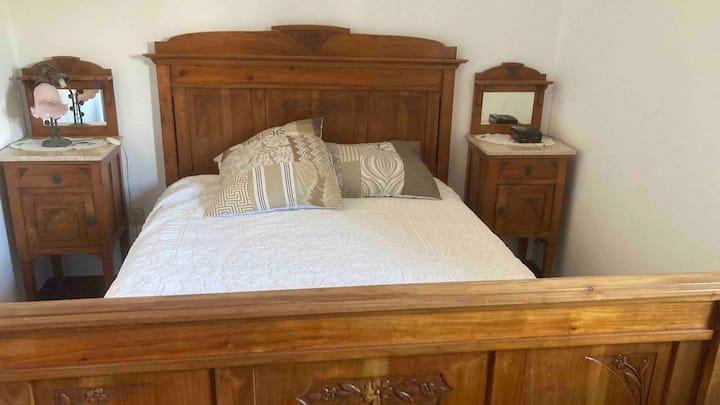 ห้องนอนชั้นล่างพร้อมห้องน้ำข้างบ้าน 