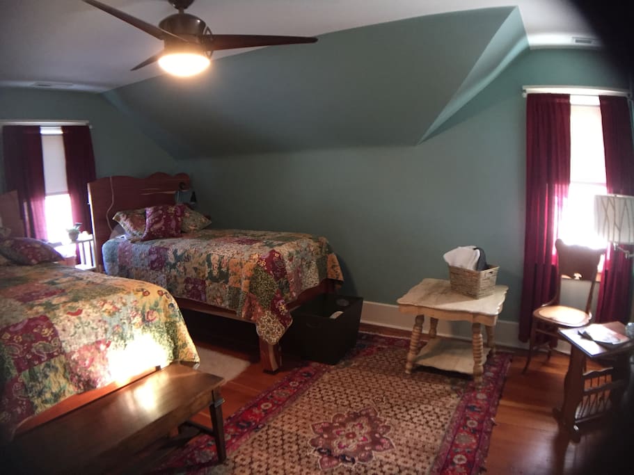 NE bedroom..two twins or 1
king with shared half bath. Click to enlarge.