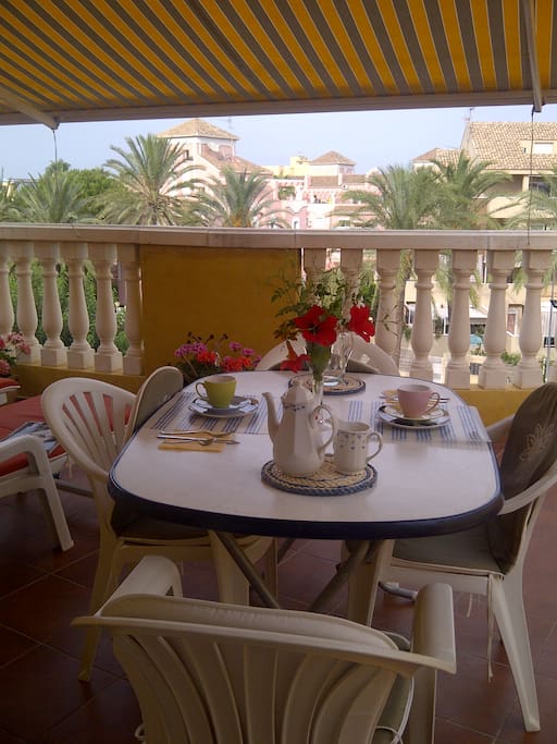 el placer de un buen desayuno disfrutando del sol