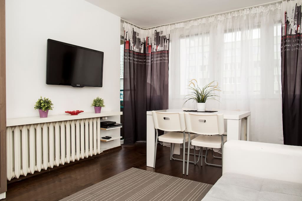 Living room with table for 4 people