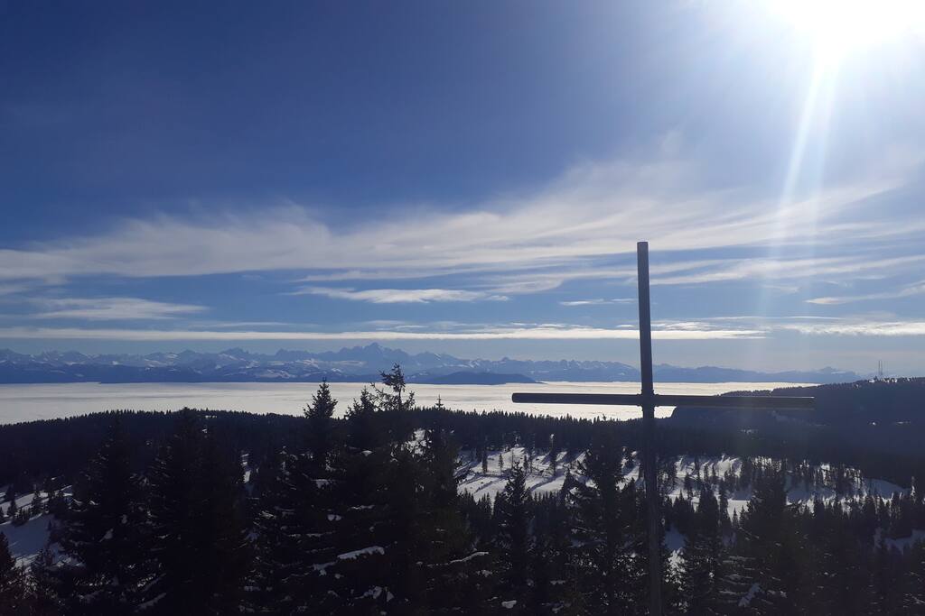 Vue en haut du Noirmont de toute la chaine des Alpes face au Mont-Blanc en ski rando ou raquettes. Accès à 10 minutes depuis le studio.