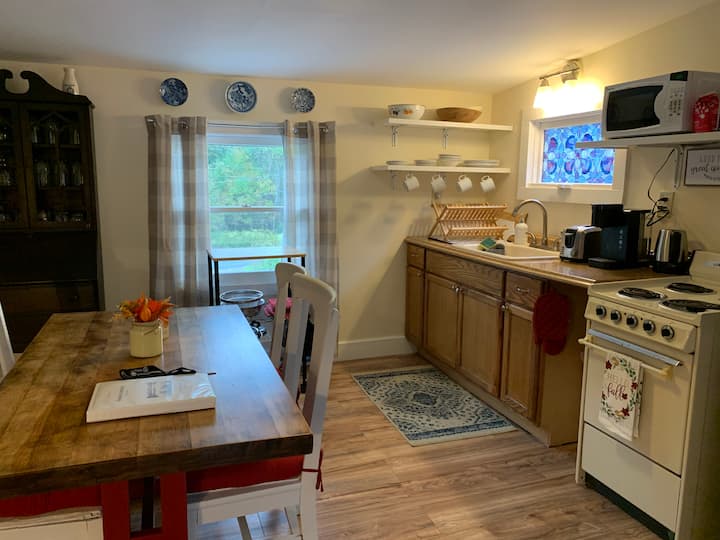 Cozy Chittenden Apt Close to Wedding Venue & Mtn Apartments for