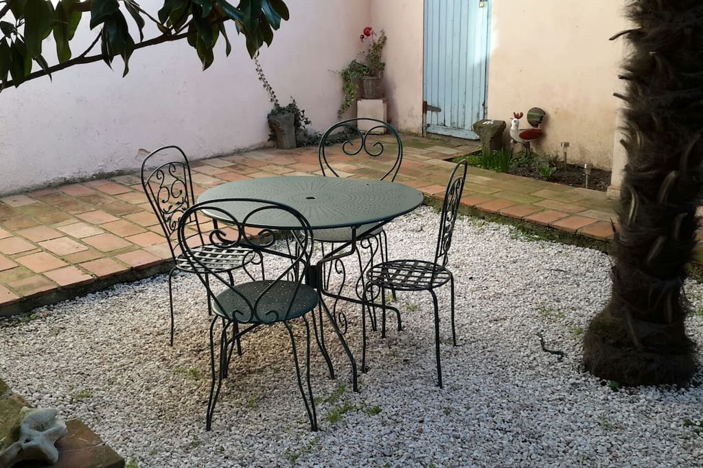 Le salon de jardin installé dans le patio