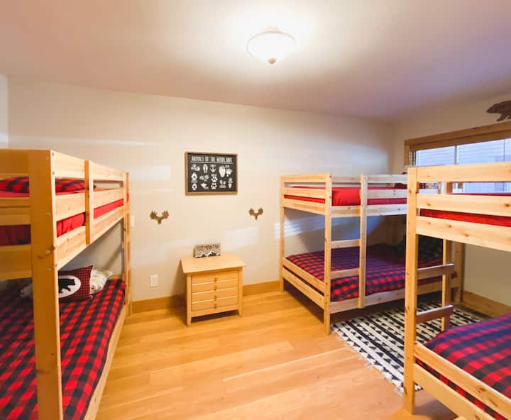 Dormitorio en la planta baja con literas.  Niños solo en literas superiores.