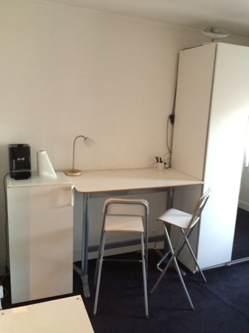 Table, lamps closet and mirror