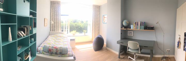 Chumba kikubwa zaidi cha kulala kwenye ghorofa ya kwanza...