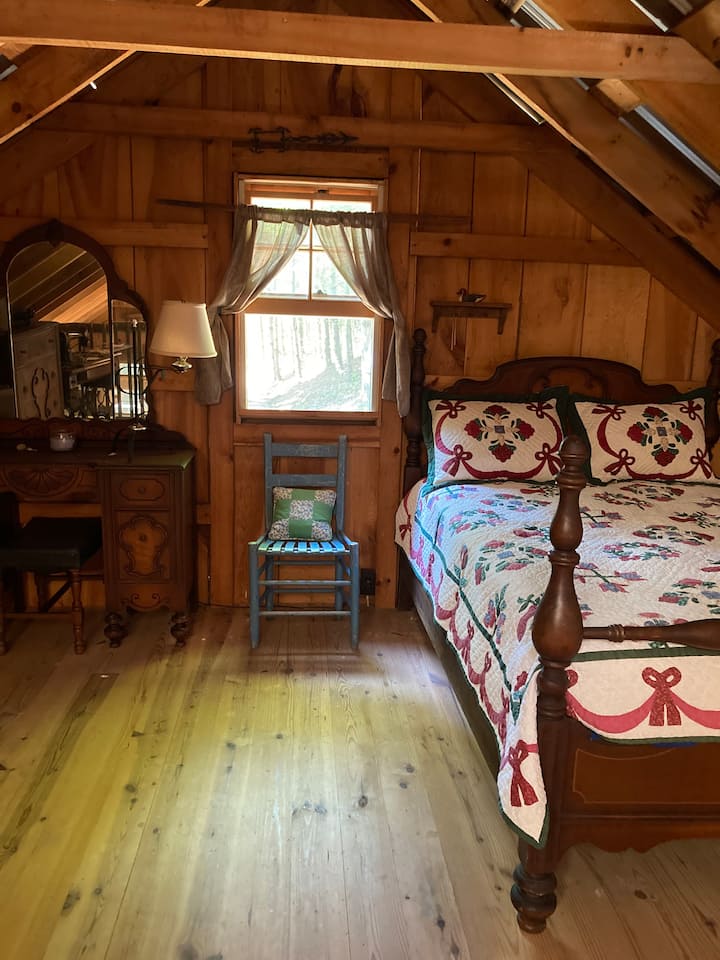 Toto je spálňa 2 v otvorenom podkroví.  Má štandardnú posteľ s priestormi na matraci a vankúšoch.