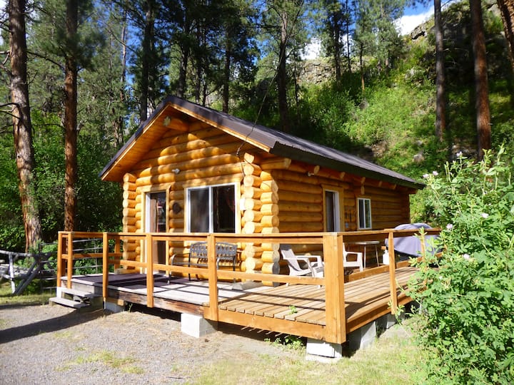 Private log cabin and Grande Ronde Cowcamp. Cabins for Rent in La