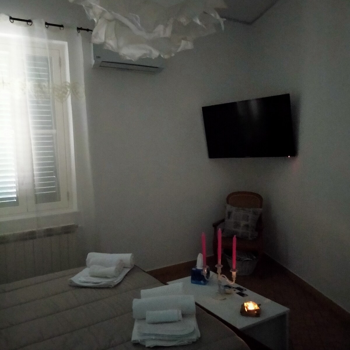 Ტელევიზორი, გამათბობელი,კონდიციონერი, სავარძელი, პლედი,კალათა,ჭაღი,კარადა და კომოდი,პუფი, ფანჯარა, კოღოს ბადეები,ფარდა.