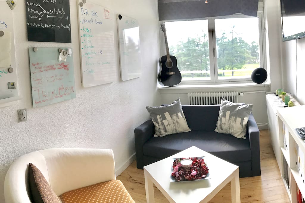 Hyggelig stue/kontor med sovesofa og skrivebord