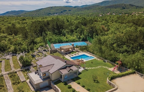 Oasis of peace, tennis court jacuzzy stunning view