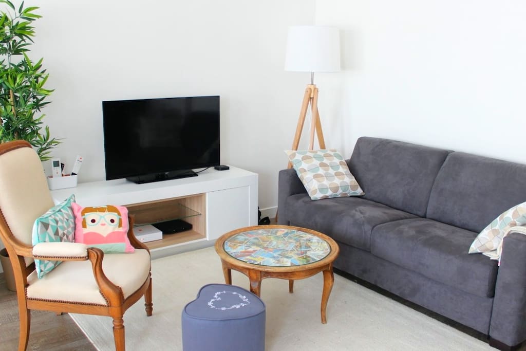 The living room with a 32' flat screen TV and a 140 cm sofa bed