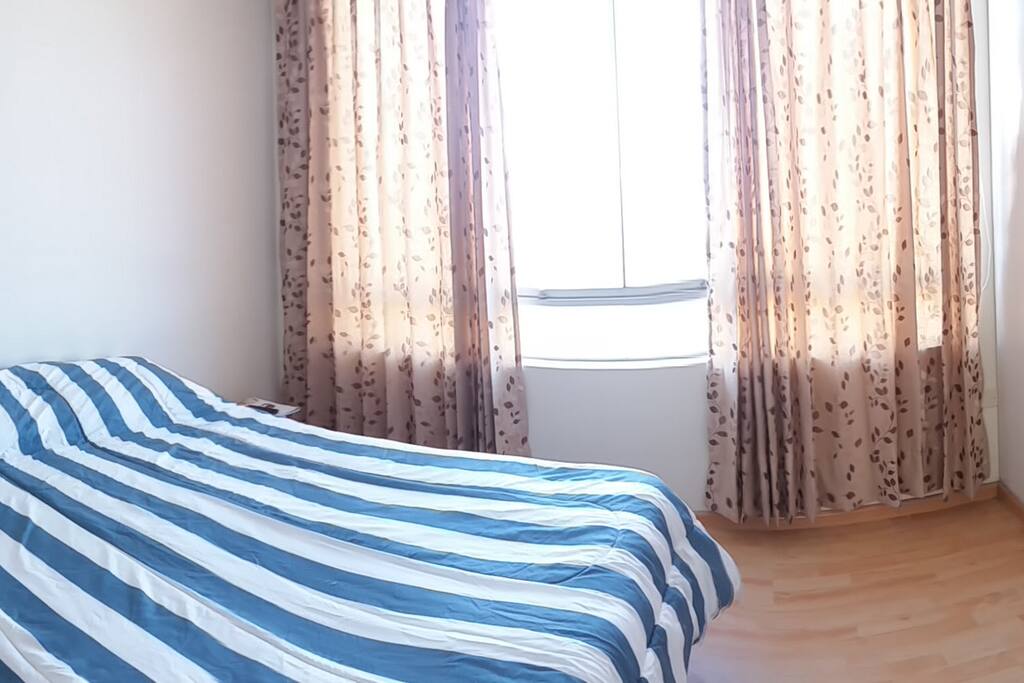 Dormitorio 1 con baño incluido, ropero empotrado, con vista al interior del condominio