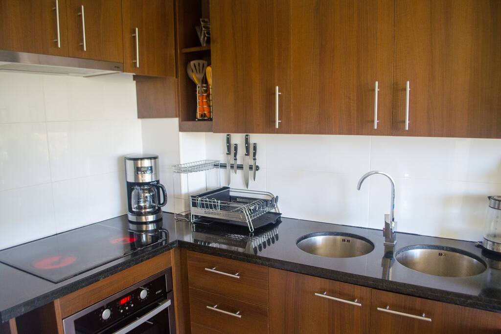 Cocina integrada al salón completamente equipada con horno,cafetera,microondas,vajilla y cuberteria para 8 personas