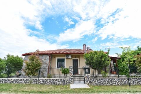 Private house with garden, by the sea