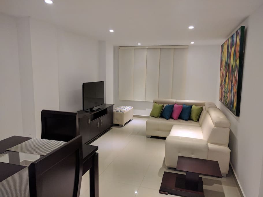 Sala con ventanal a la calle