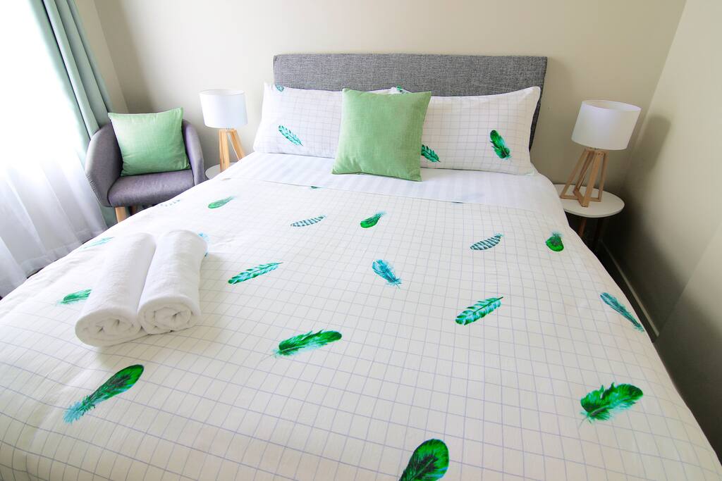 ROOM 3 (12.5 square metre)
We have renovated the room in April 2018. The walls are repainted, and we have replaced new items such as carpets, curtains, mattress, bedding and others... Just to provide you with a warm and cosy place that could make you feel like home.
房间在2018年4月份,进行了大翻新工程。墙壁都经过粉刷,同时也更换了全新的地毯、窗帘、床垫、床上用品等... 这些都是为了让您入住到一间温暖又舒适的家庭民宿,让您在国外也有家的感觉…