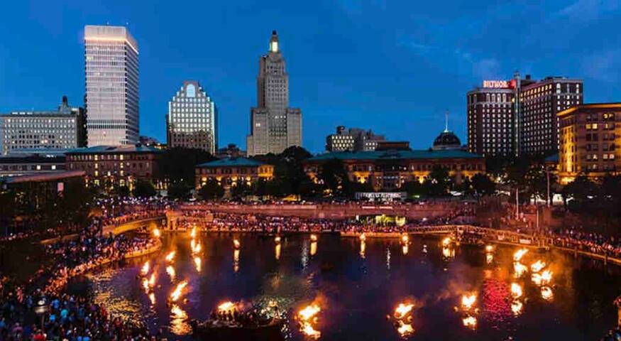 NEW Heated Pool Hot Tub ! 13 Bed 3 Bath Downtown ! gallery image 3